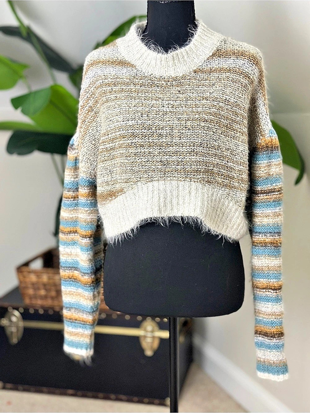 Urban Outfitters Striped Cropped Sweater in Cream & Blue Size Small Like New